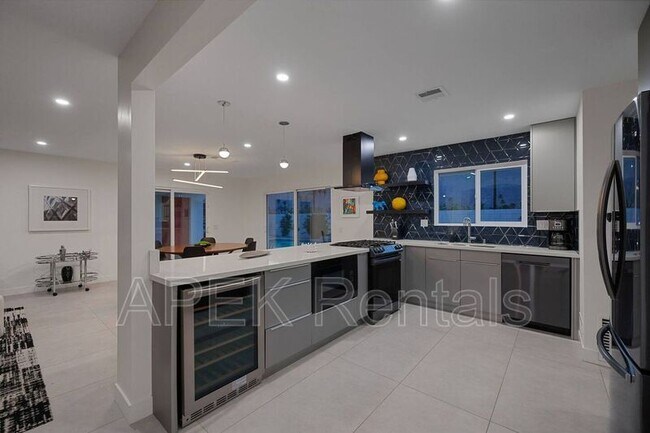 Building Photo - 945 N Buttonwillow Cir