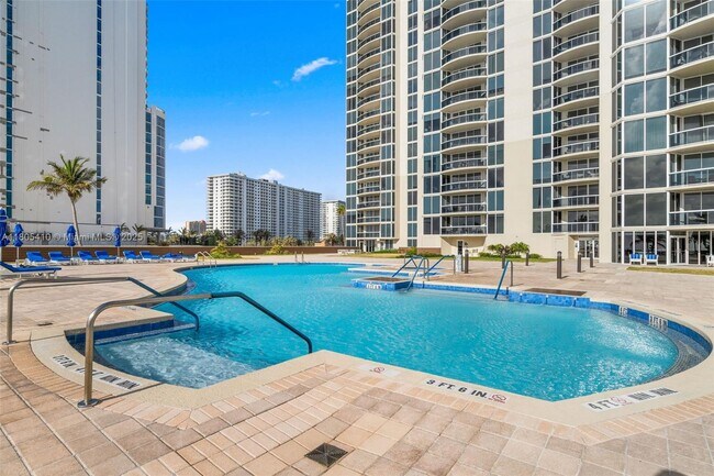 Building Photo - 17555 Collins Ave