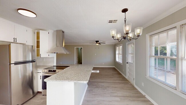 Building Photo - 4 Bed/2 Bath in Daniel Pratt School District