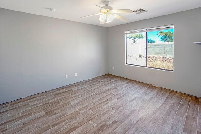 Building Photo - 4663 S Valley Rd