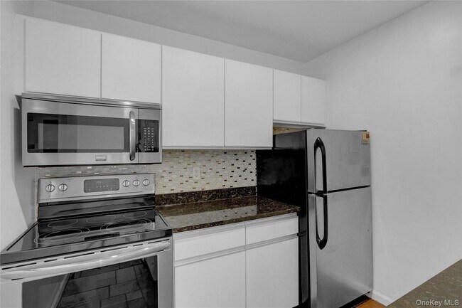 Building Photo - 100 W Broadway