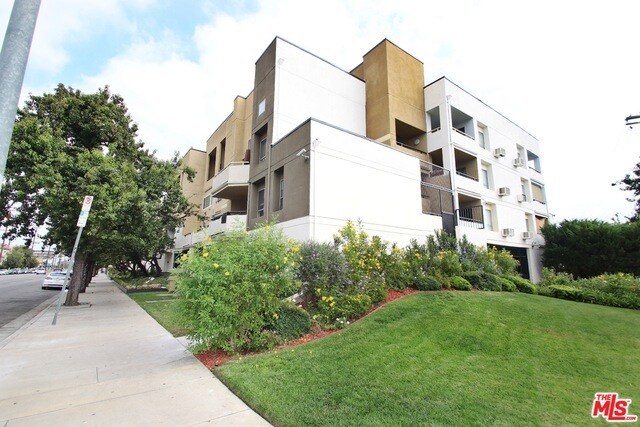 Building Photo - 16550 Vanowen St