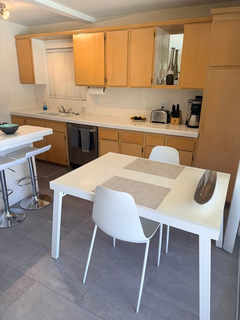 Building Photo - 777 E San Lorenzo Rd