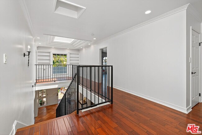 Building Photo - 322 25th St