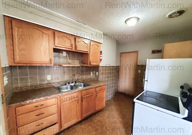 Building Photo - 1112-1114 Byron Ave