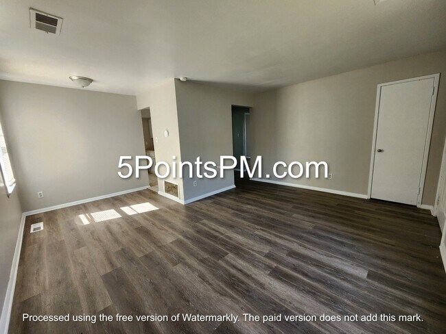 Building Photo - 4424 E 158th St