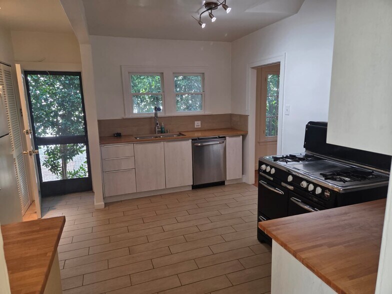 Kitchen - 1009 Havenhurst Dr