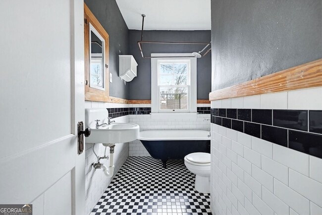 Building Photo - 114 E Maple St