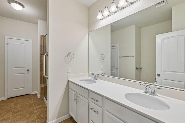 Building Photo - 711 Rolling Oak Dr