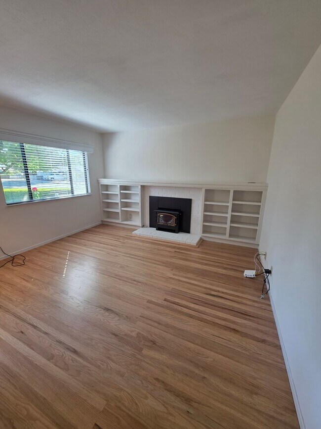 Building Photo - Delightful Single Story 2/2 with Expanded Bath and Beautiful Gardens