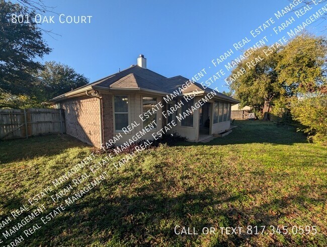 Building Photo - 801 Oak Ct