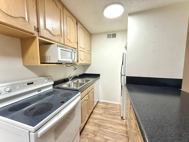 Building Photo - 1 Bedroom Apartment Available Now