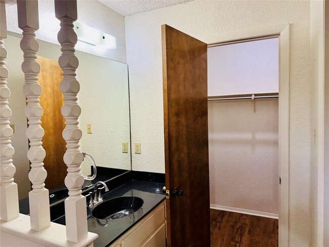 Building Photo - 907 Milford Way