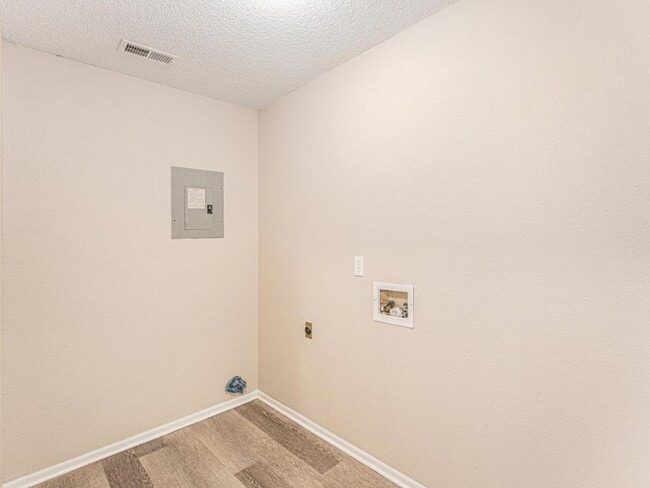 Building Photo - 810 SW Pinebrook Village Ct
