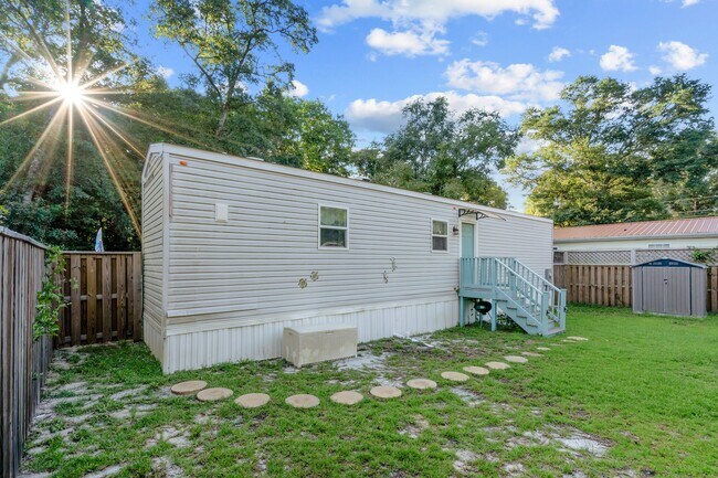Building Photo - 2585 Fairway Dr SW