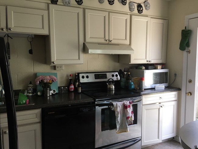 large kitchen - 12 Charles St