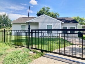 Building Photo - 6103 Sherwood Dr