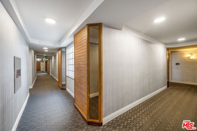 Building Photo - 310 Tahiti Way