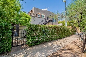 Building Photo - Live Downtown! Move Right In!