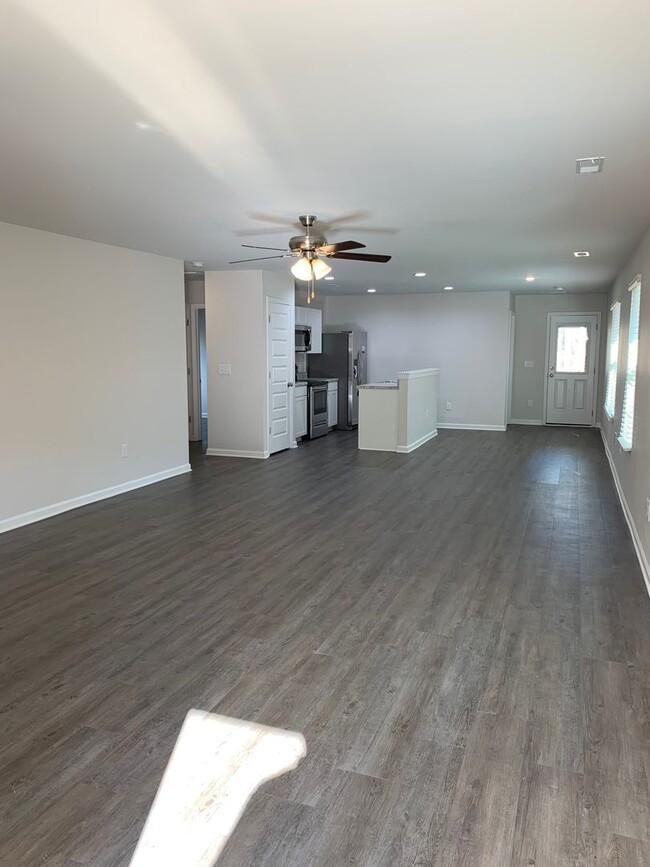 Building Photo - *Pre-leasing* Three Bedroom | Two Bathroom...