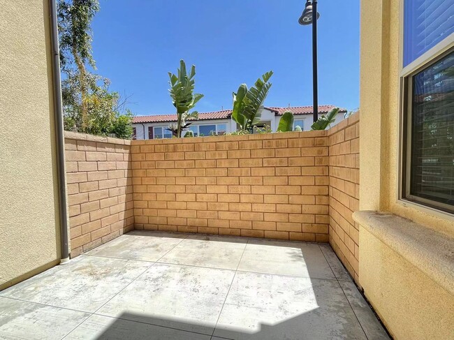 Building Photo - 3 Bedroom home for leasing in Lake Forest