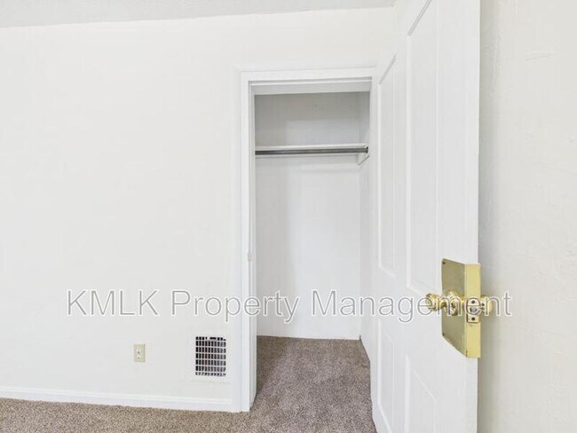 Building Photo - 484 Crouse St