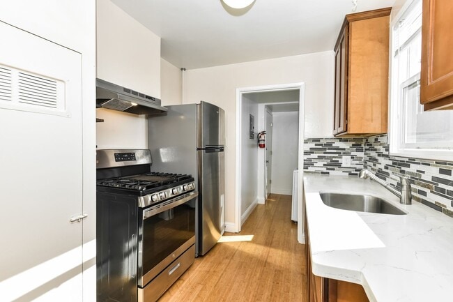 Building Photo - Sweet & Charming 2 Bedroom Richmond Apartment