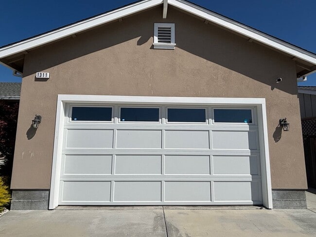 Building Photo - Single Level 3 Bedroom 2 Bathroom Coffey P...