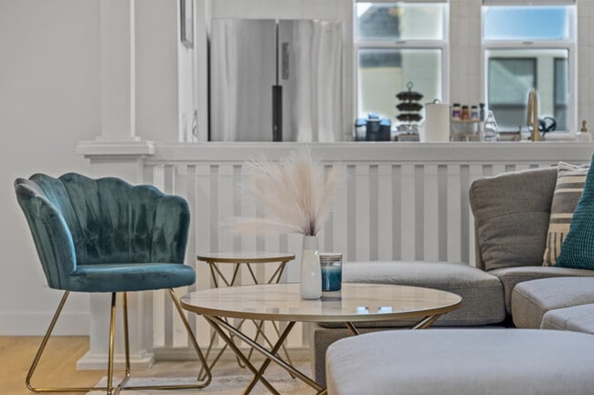 Building Photo - 909 E Camelback Rd