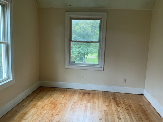 Building Photo - 3 bedroom single family home with off stre...