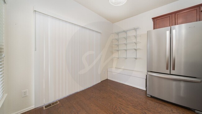 Building Photo - End-unit townhome in Soaring Eagles