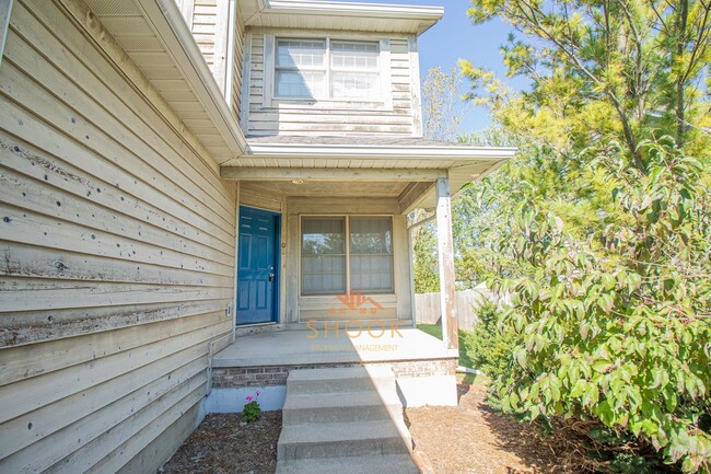 Building Photo - LARGE TOWNHOME CLOSE TO CAMPUS - LOTS OF SPACE!