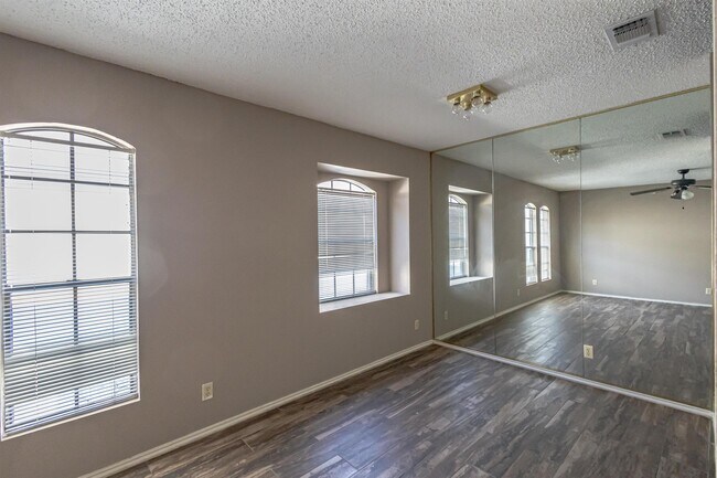 Building Photo - 104 Belaire Dr