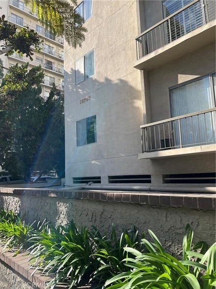 Building Photo - 10747 Wilshire Blvd