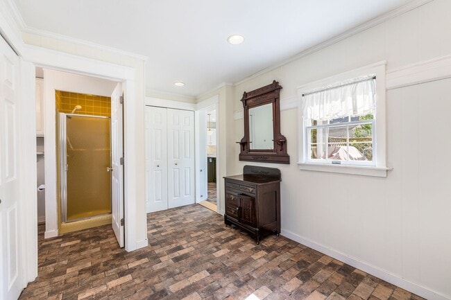 Building Photo - Charming 3 Bedroom, 2 Bath Home with Abundant Space & Natural Light