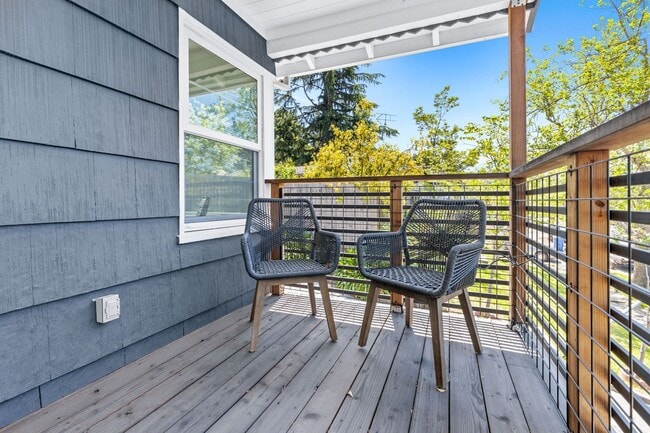 Building Photo - Fully Furnished 3-Bedroom, 1-Bath Modern B...