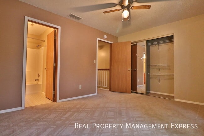 Building Photo - Lovely 2 Bedroom 2.5 Bathroom Townhome