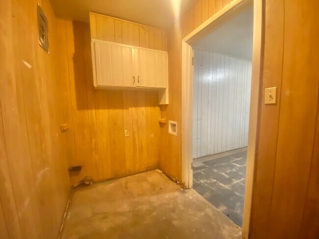 Building Photo - NOW AVAILABLE - Great 3 bedroom 2 bath nea...