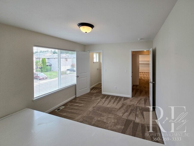 Building Photo - Spacious Port Orchard Home with Garage, Fu...