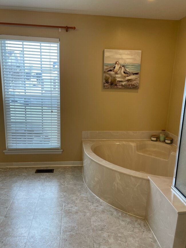 Building Photo - 16 Sea Pines Ct