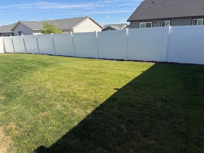 Building Photo - Pending Applications!! 4 Bedroom Home in Park Orchard Neighborhood