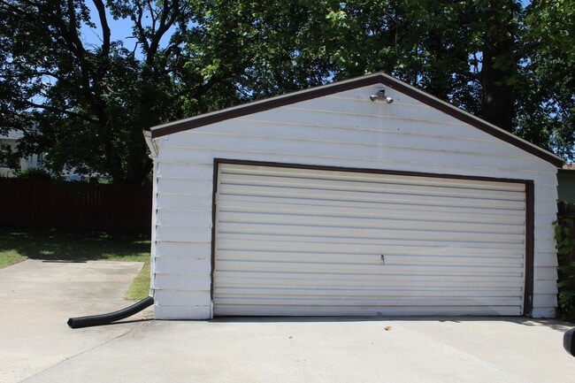 Building Photo - 723 Glendale Ave