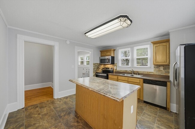 Building Photo - 401 E Oak Hill Ave