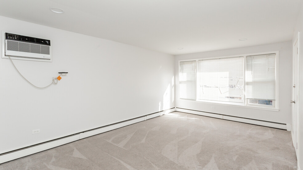 Building Photo - 5940 S Kilbourn Ave