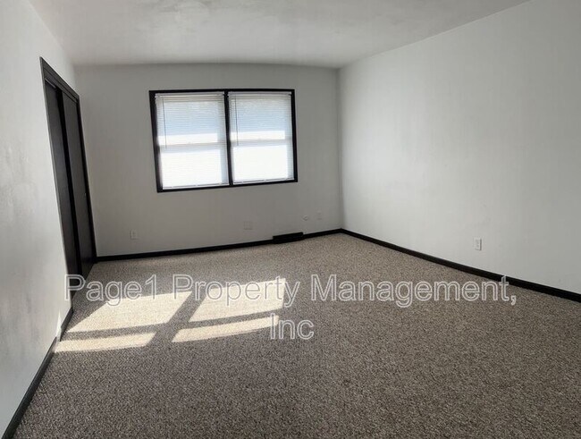 Building Photo - 2915 Grinnell Dr
