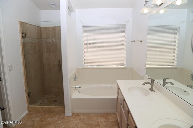 Building Photo - 2228 E Aire Libre Ave