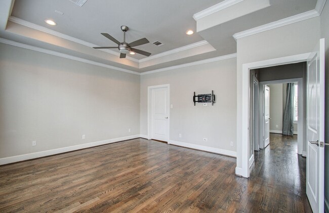 Building Photo - Beautiful 3-story House In the Heart of Ho...