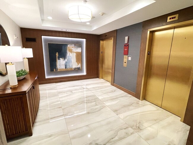 Building Photo - Luxurious living in Penn Quarter