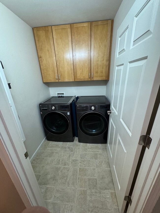 Building Photo - 3 Bed, 2.5 Bath Condo in Eagle River