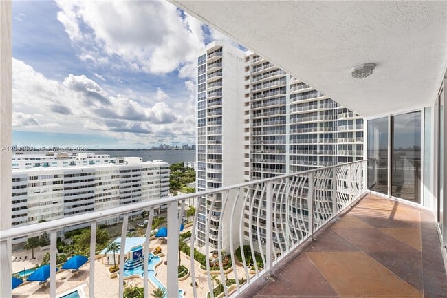 Building Photo - 7601 E Treasure Dr